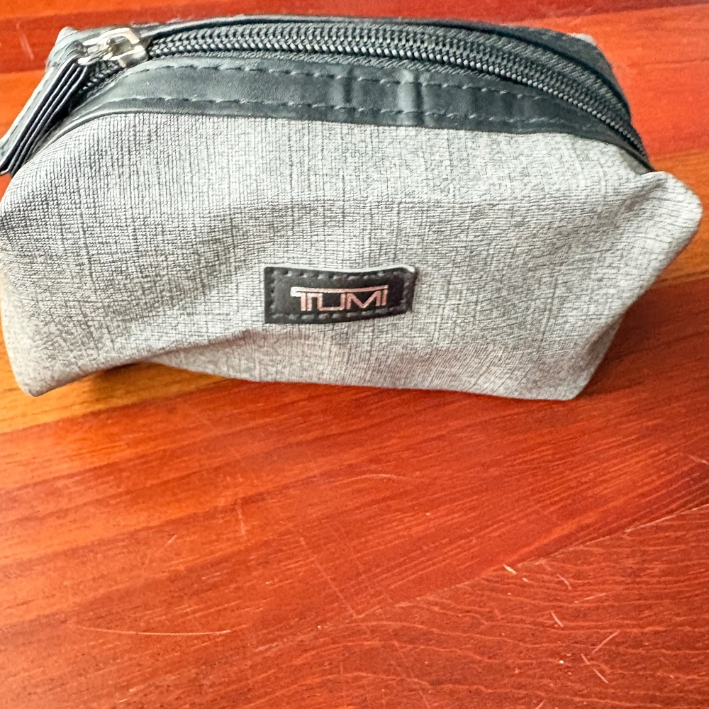 2 Tumi for Delta Airlines Amenity Travel Kits - Unisex - Picture 7 of 13